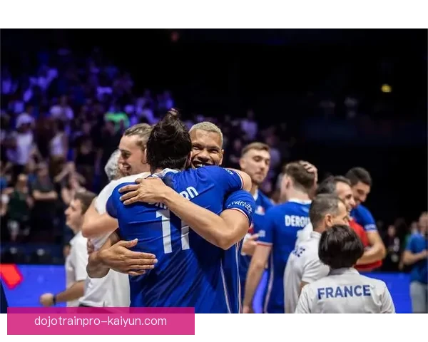 意大利球迷蒂福西创造历史，激情与艺术点亮球队荣光之路